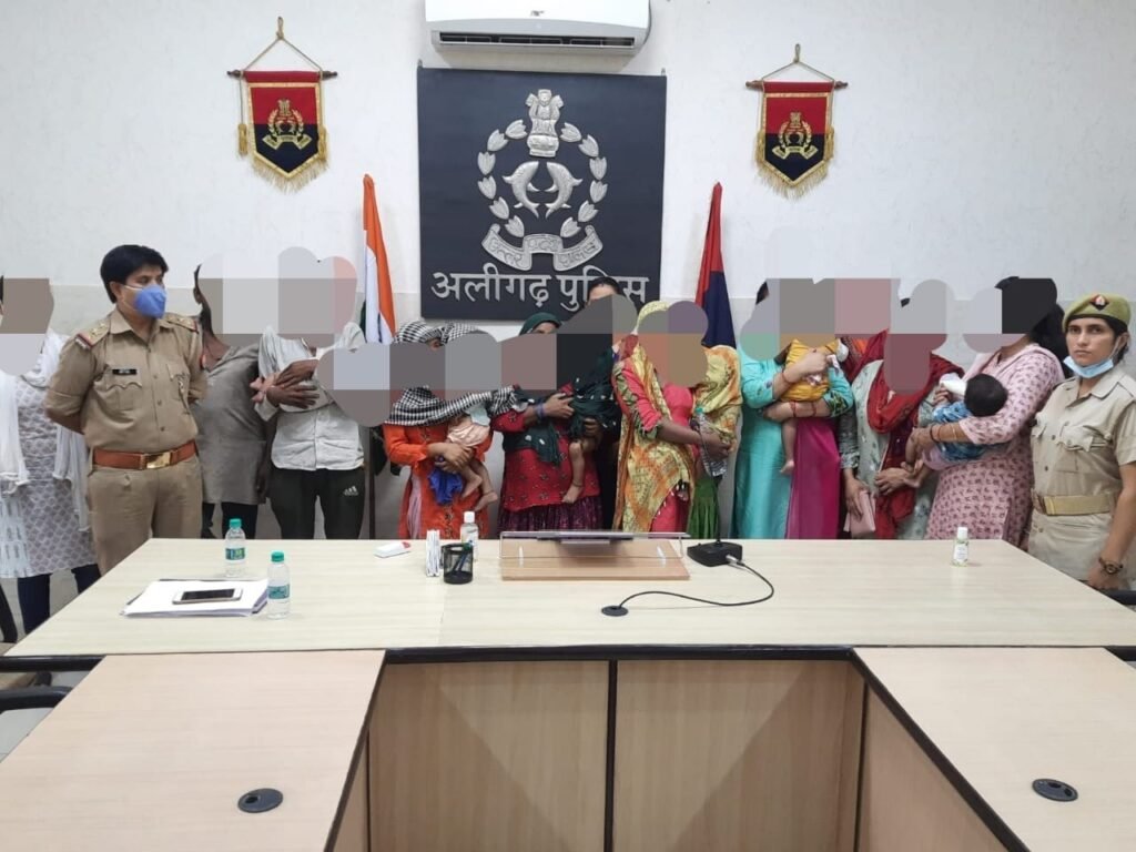 बच्चों के माता-पिता को उनकेे बच्चे सौंपती पुलिस