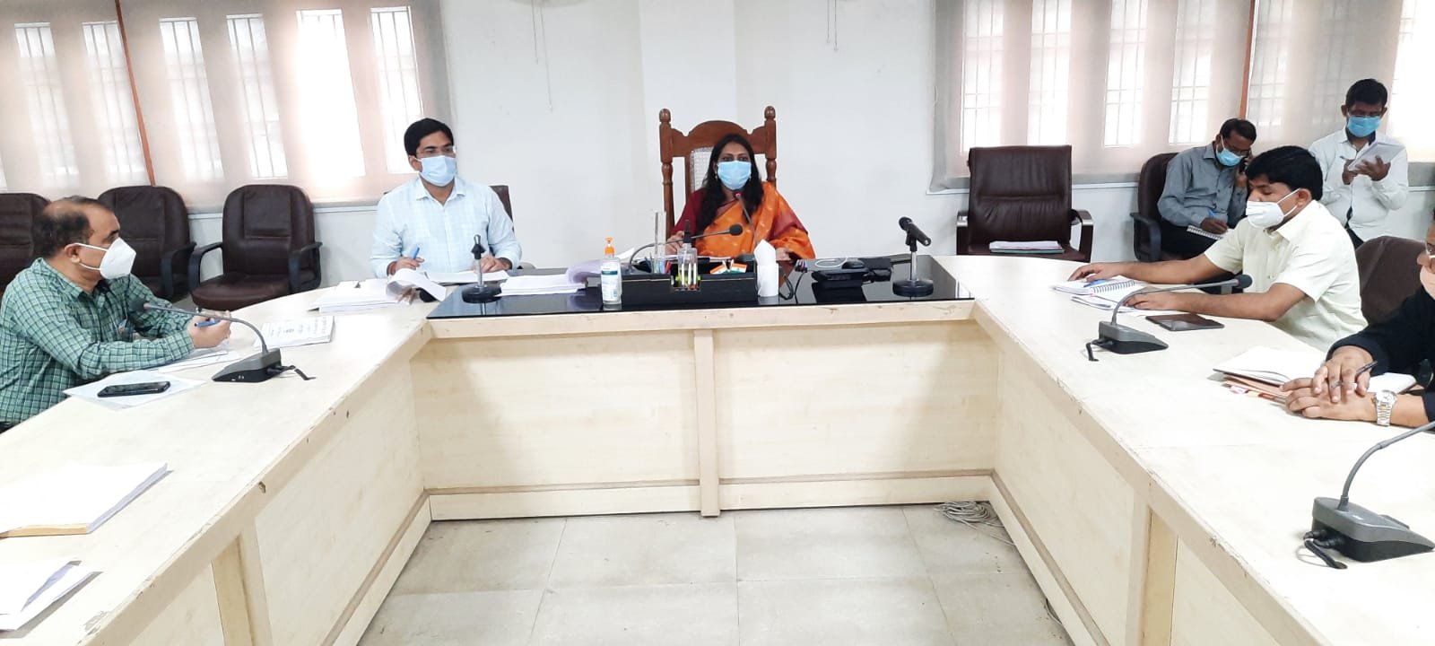 सड़कों पर आवारा गोवशों के घूमने और फसलों के बर्बाद करने पर डीएम ने जताई नाराजगी