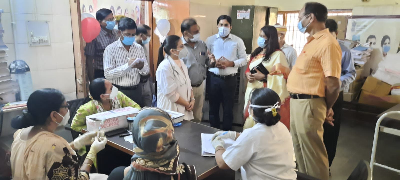 कोविड-19 वैक्सीनेशन डे’’ के उद्घाटन के अवसर पर बन्नादेवी नगरीय स्वास्थ्य केंद्र पहुंचीं जिलाधिकारी सेल्वा कुमारी जे.