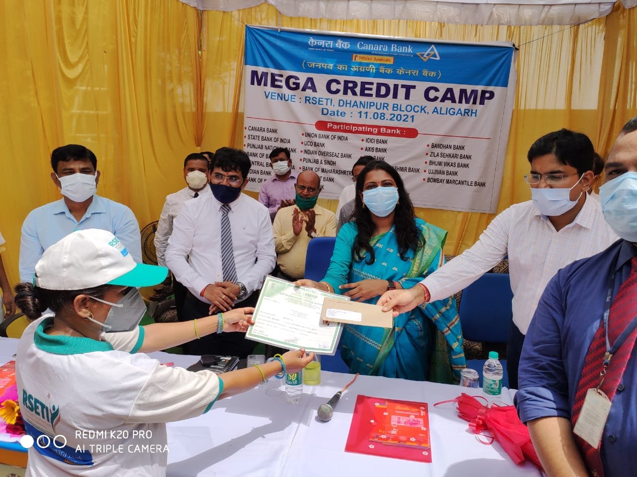 मेगा क्रेडिट कैंप में लोन के चेक वितरित करतीं जिलाधिकारी।