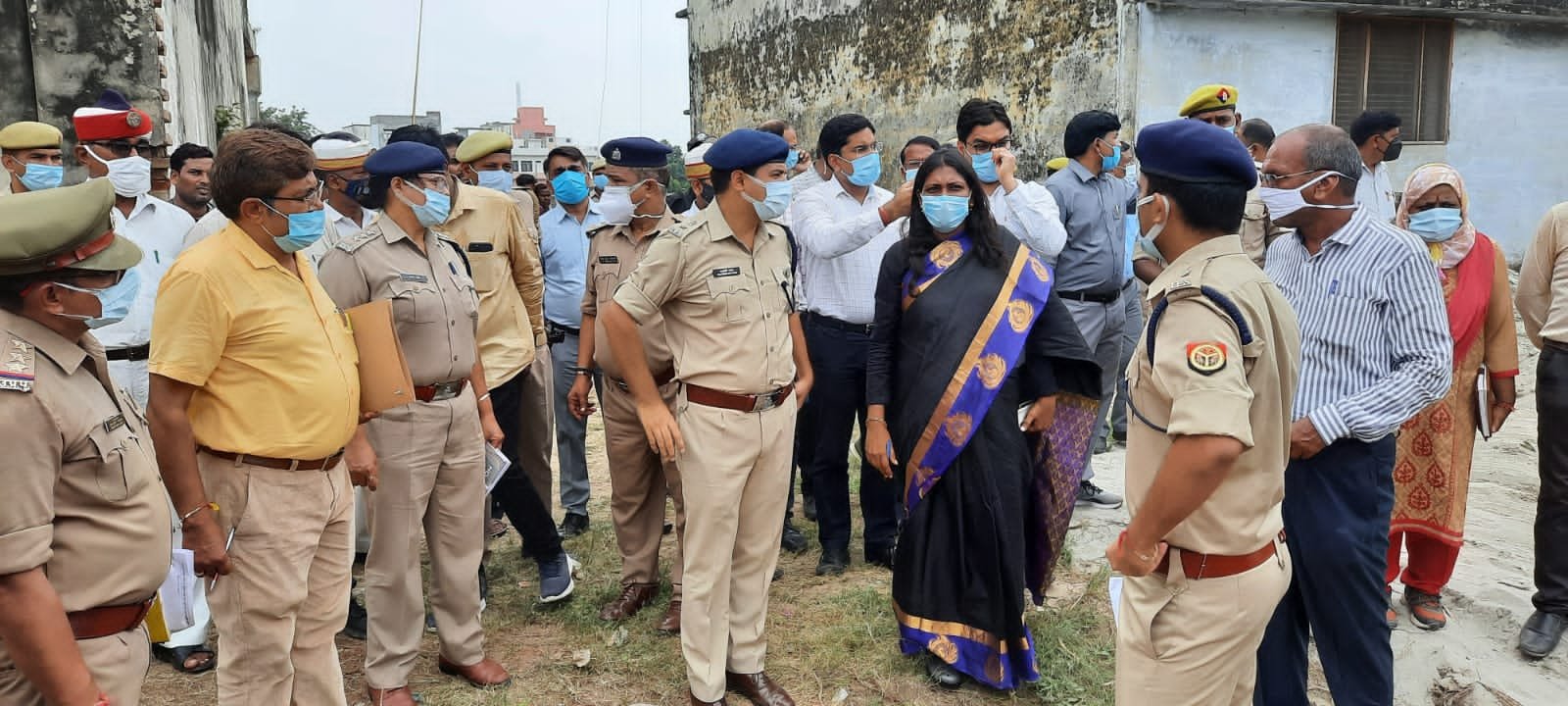 पूर्व मुख्यमंत्री स्वर्गीय कल्याण सिंह की त्रयोदशी संस्कार के लिए वीवीआईपी मूवमेंट के चलते अतरौली में विभिन्न स्थलों को जायजा लेतीं डीएम।