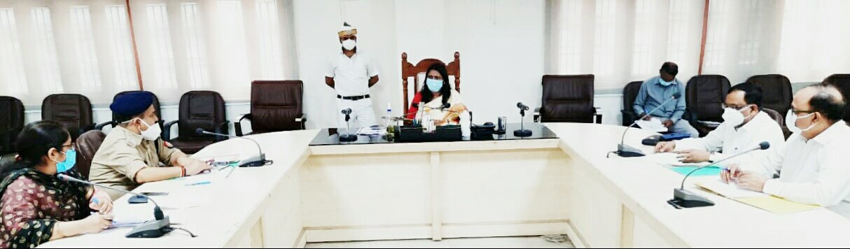 ज़िला मजिस्ट्रेट ने उत्तर प्रदेश रानी लक्ष्मीबाई महिला सम्मान कोष के कामकाज की समीक्षा करते हुए