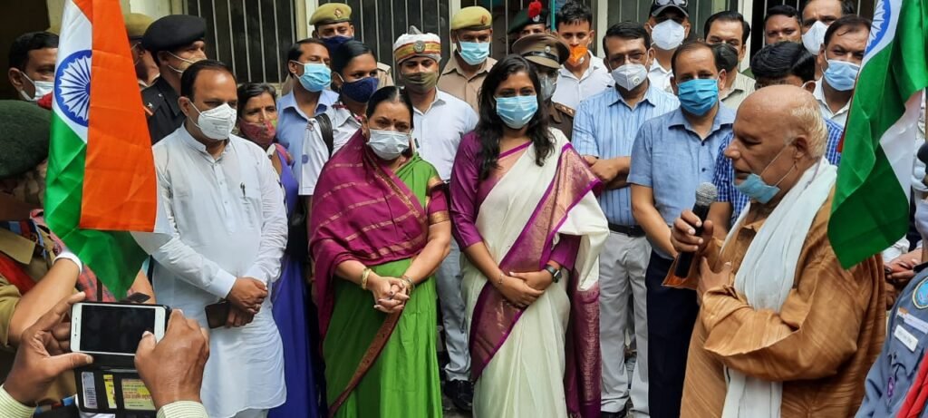 शहीदों और स्वतंत्रता संग्राम सेनानियों के परिजनों को सम्मानित करतीं डीएम।