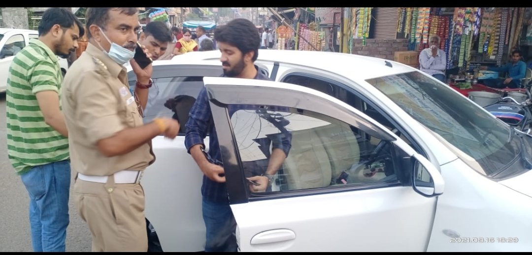 सड़क पर ट्रैफिक नियमों का पालन न करने वालों के कटे चालान