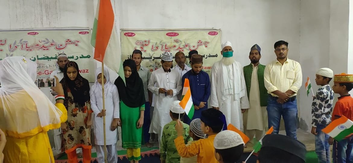 मदरसा फैजाने गरीब नवाज मेंस्वतंत्रता दिवस के मौके पर तिरंगा फहराते लोग।