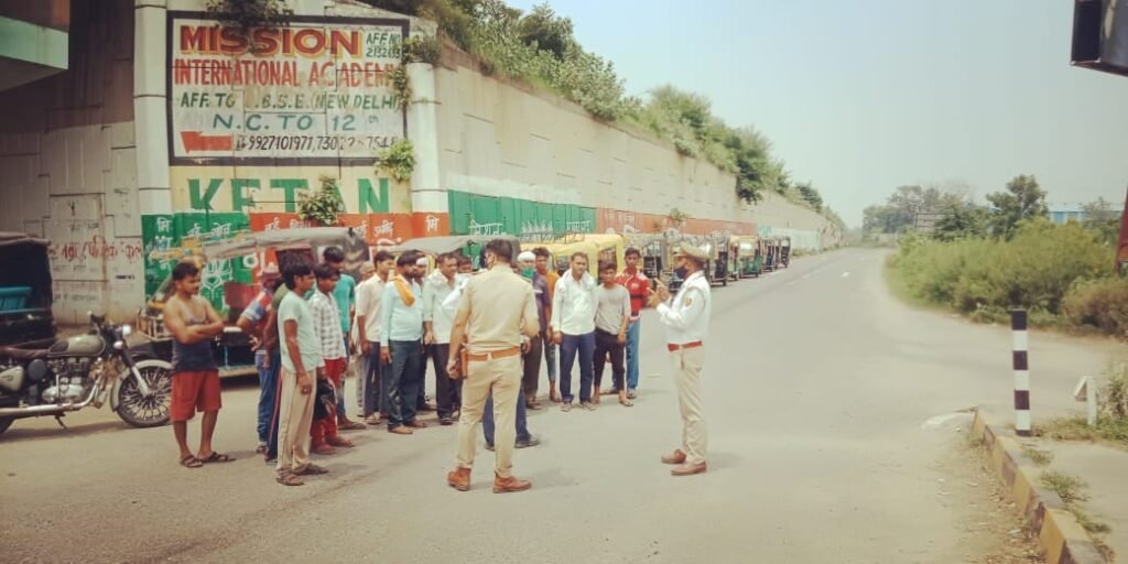 वाहन की चेकिंग करती ट्रैफिक पुलिस।