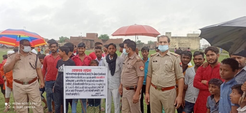 शराब माफिया अनिल के खिलाफ कार्रवाई करती पुलिस।