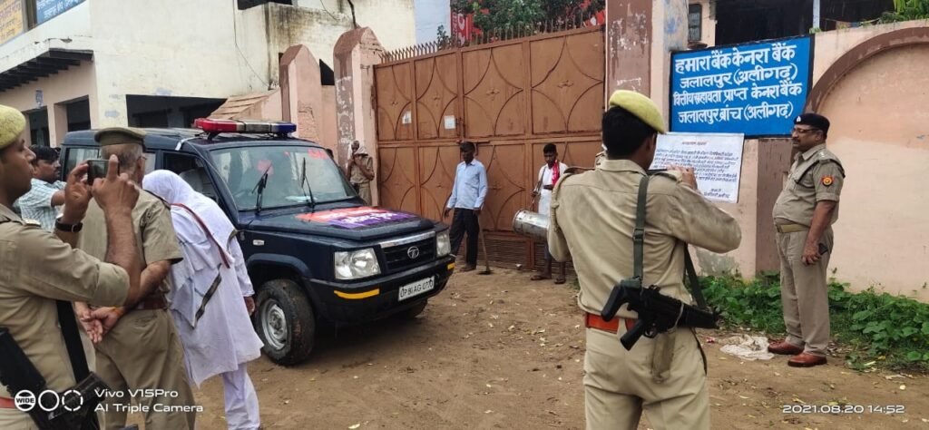 शराब माफिया अनिल के खिलाफ कार्रवाई करती पुलिस।