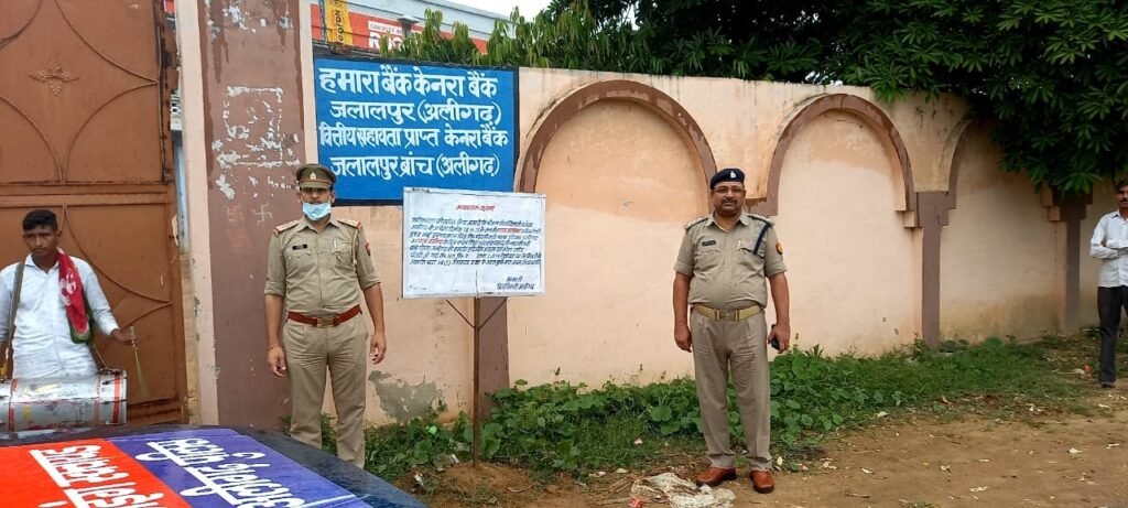 शराब माफिया अनिल के खिलाफ कार्रवाई करती पुलिस।