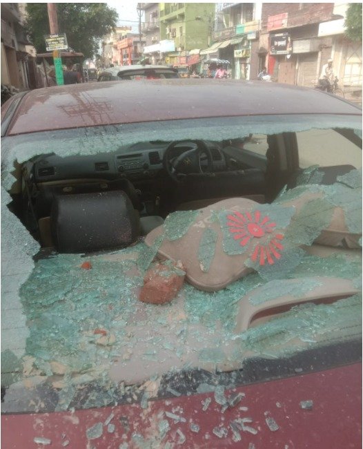 आरोपी द्वारा तोड़ी गई गाड़ी।