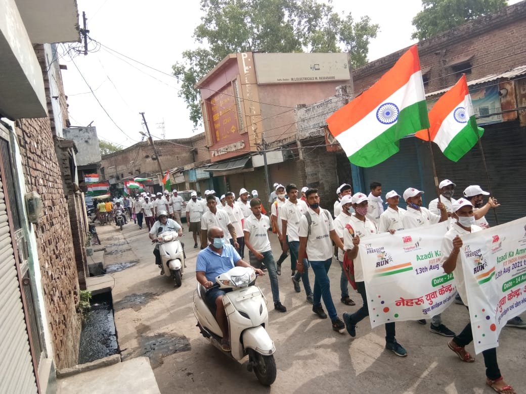 देश की आजादी के लिए जान गवाने वालों की याद में निकाली गई फ्रीडम रन में शामिल लोग।
