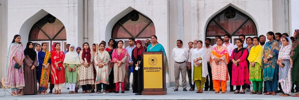 AMU: बेगम अज़ीज़ुन निसा हाल में हिन्दी दिवस का मनायाा गया