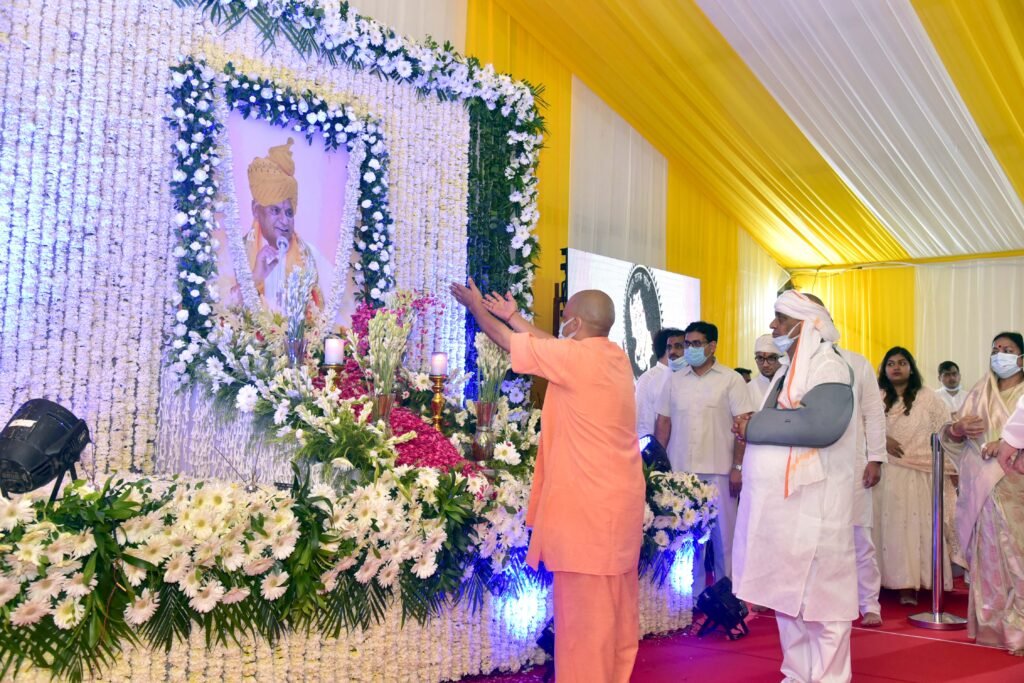 अतरौली में श्रद्धेय स्व0 श्री कल्याण सिंह के त्रयोदषी संस्कार में पहुंचे मुख्यमंत्री योगी आदित्यनाथ पुष्प अर्पित करते हुए।