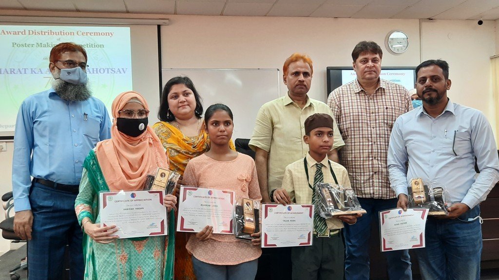 AMU: भारत अमृत महोत्सव पोस्टर प्रतियोगिता में नईमा हलीम मारी बाजी, तल्हा खान दूसरे स्थान पर