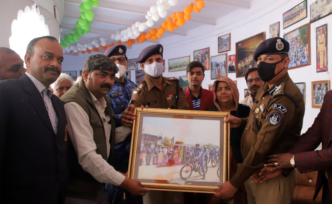 ऐतिहासिक धरोहर है “मनोज अलीगढ़ी” की सप्तरंग: सीआरपीएफ कमांडेंट