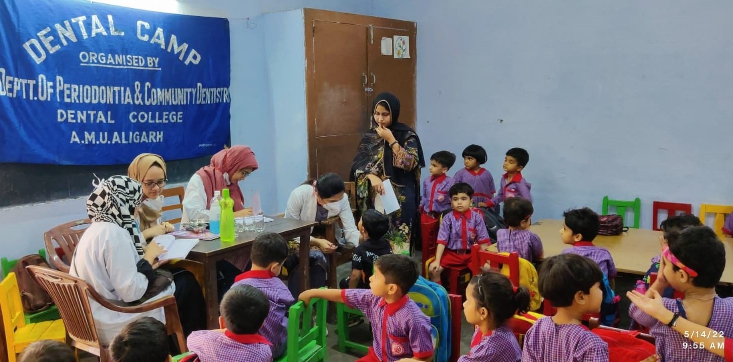 एएमयू के डेंटल कालिज चिकित्सकों ने स्कूली छात्रों क ादंत परीक्षण किया