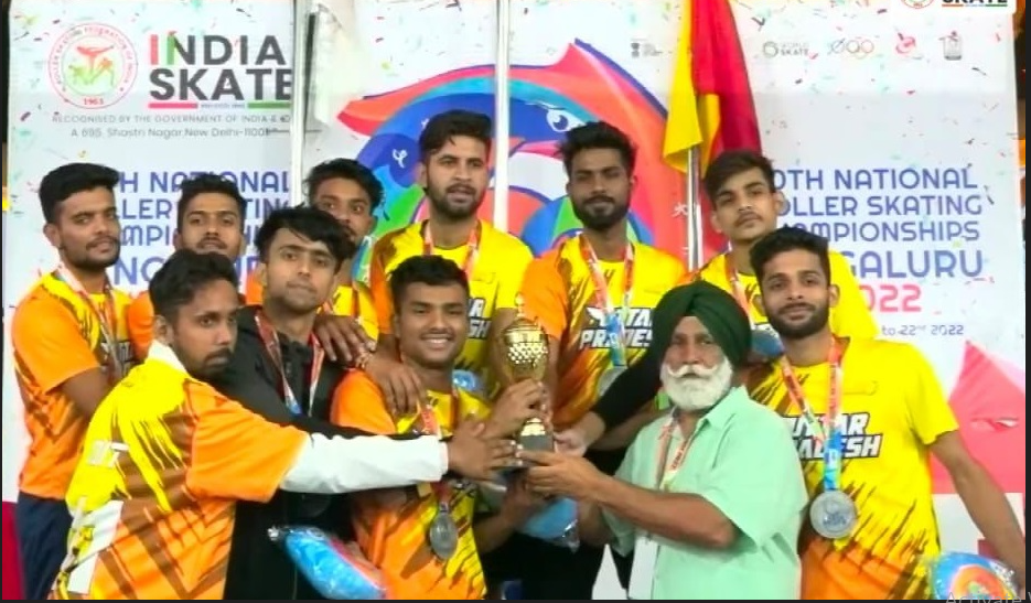 बैंगलोर में आयोजित रोलर हाॅकी चैंपियनशिप में उपविजेता रही यूपी टीम के खिलाड़ी सिलवर मेडल और ट्राॅफी लेते हुए।